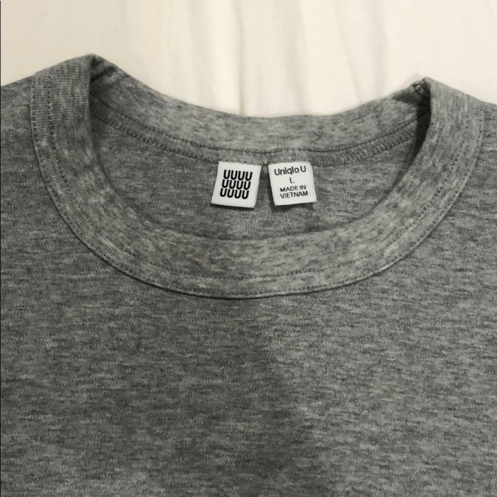 Uniqlo Plain Gray Large Short Sleeve Tee. - Picture 2 of 4